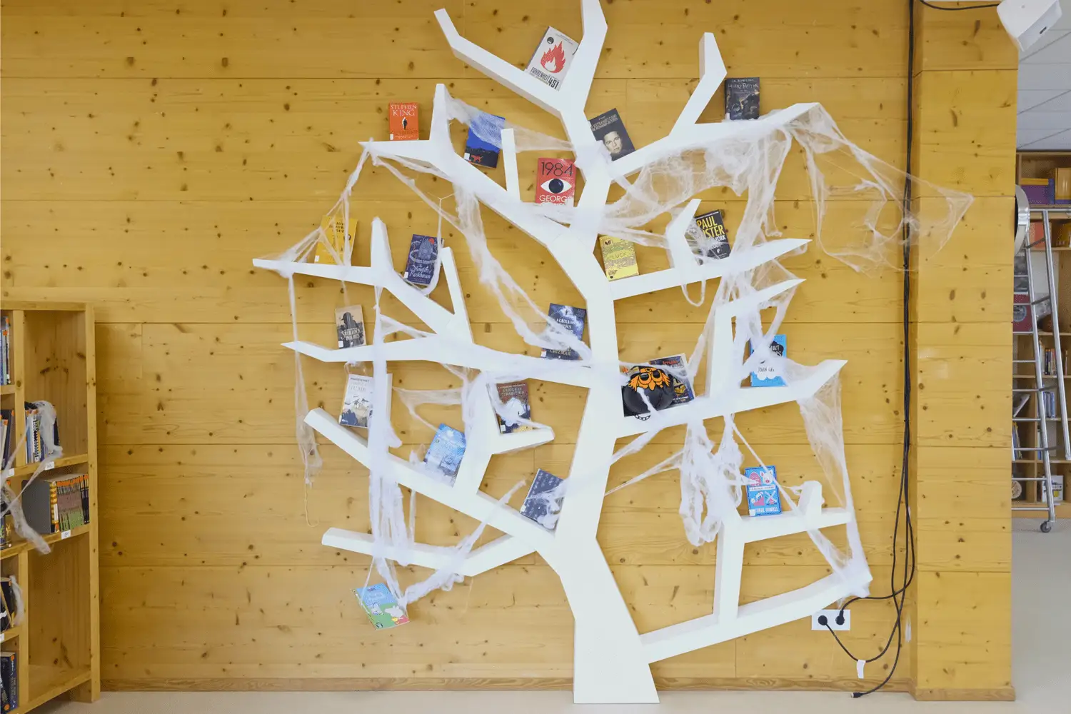 Tree-shaped bookshelf in the Aprendizes school library